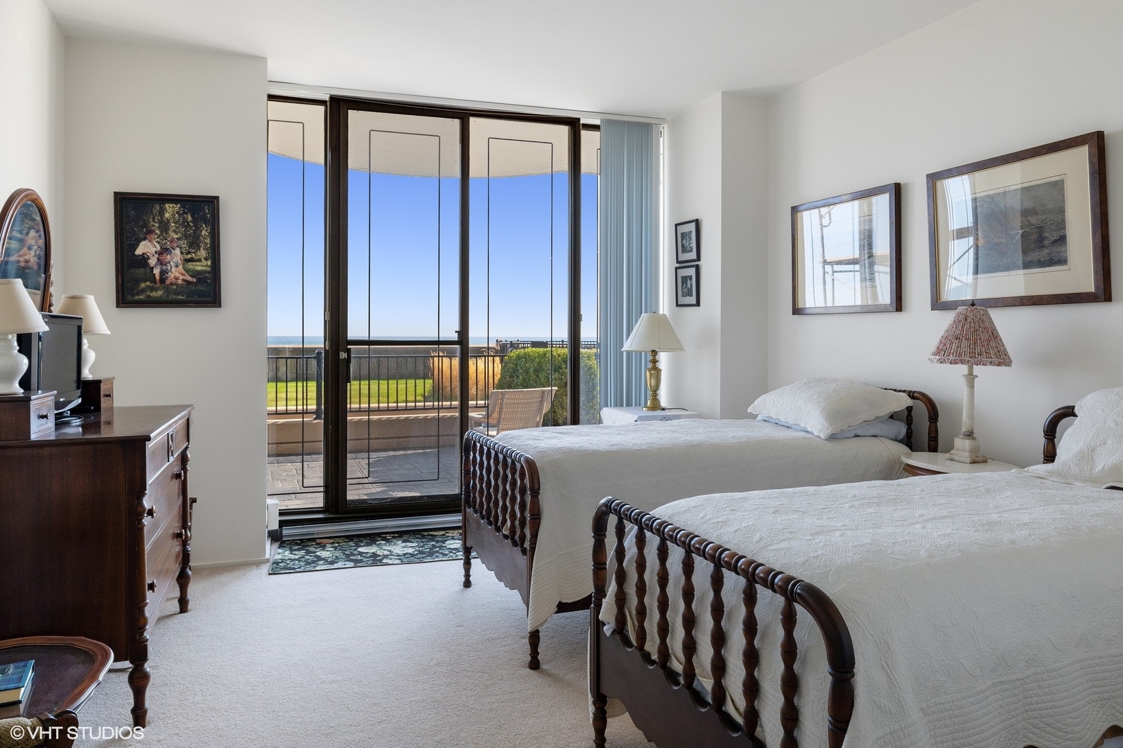 1420 Sheridan Road, Unit 1E Wilmette, IL 60091 - Photo 35 of 47 a bedroom with two beds and a window