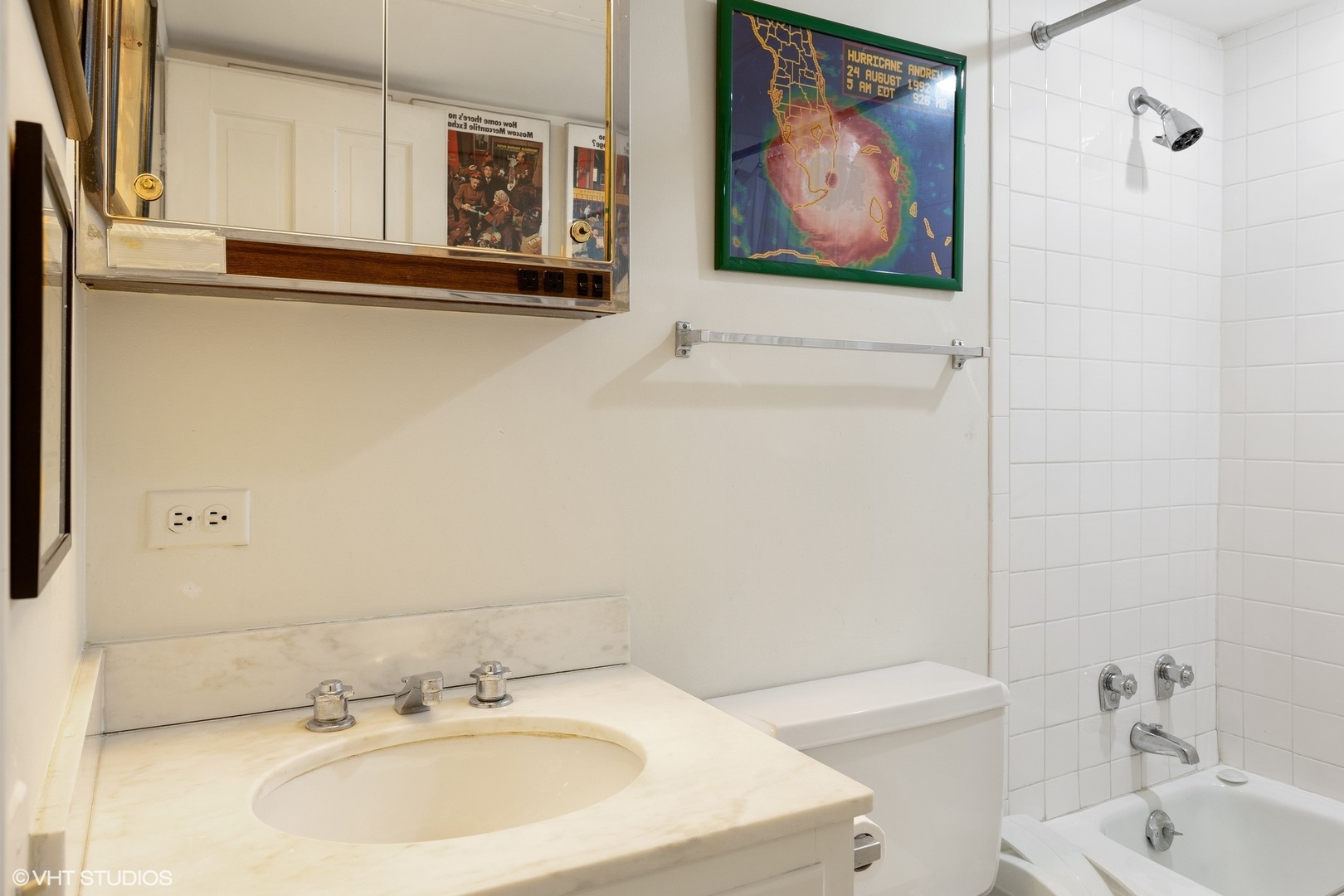 1420 Sheridan Road, Unit 1E Wilmette, IL 60091 - Photo 41 of 47 a bathroom with a sink mirror and vanity