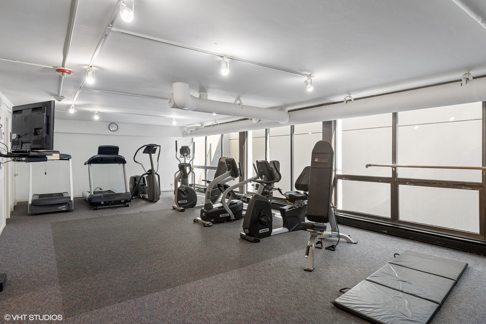 1420 Sheridan Road, Unit 1E Wilmette, IL 60091 - Photo 42 of 47 a view of a room with gym equipment