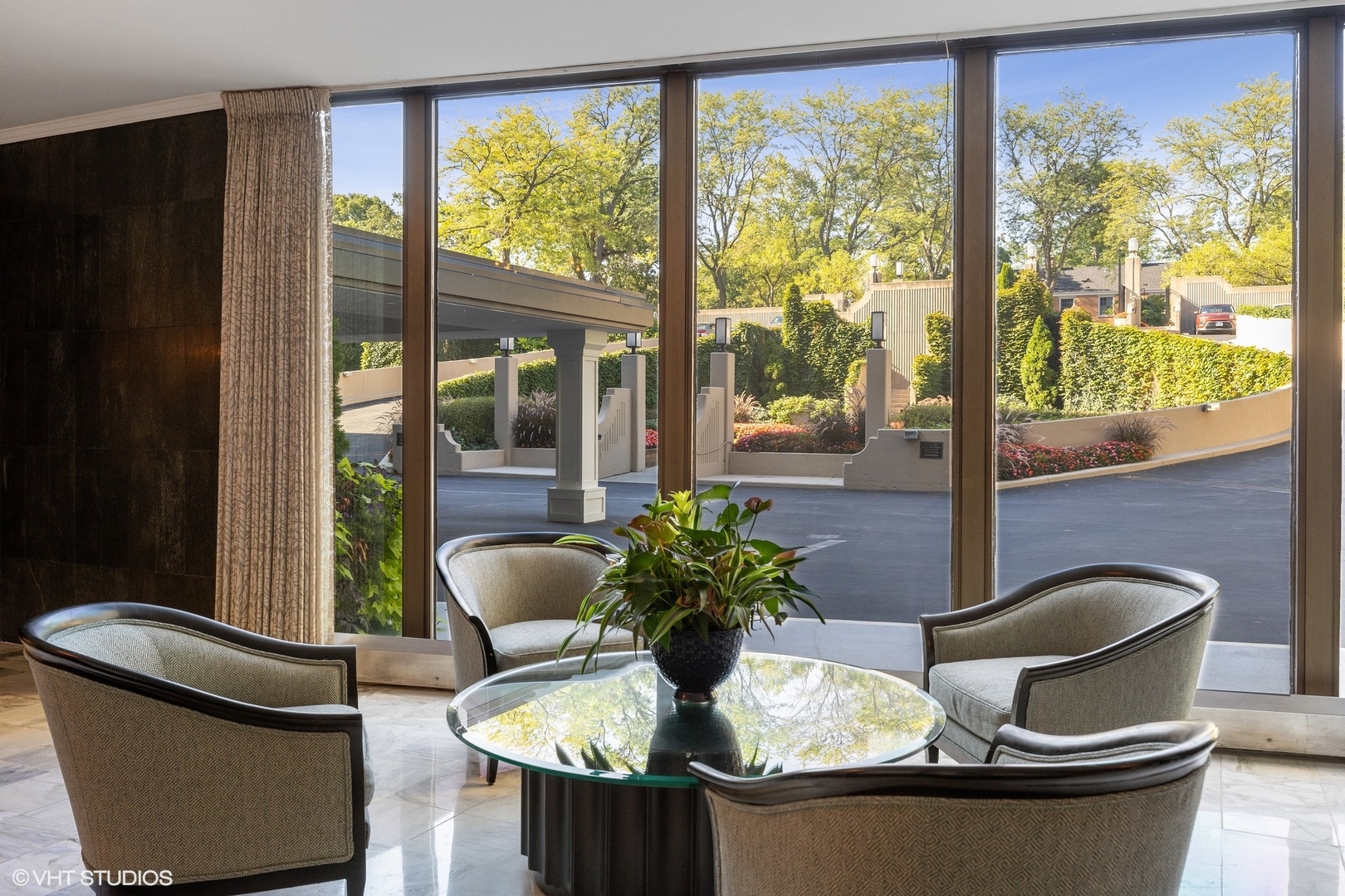 1420 Sheridan Road, Unit 1E Wilmette, IL 60091 - Photo 45 of 47 a living room with furniture and a potted plant