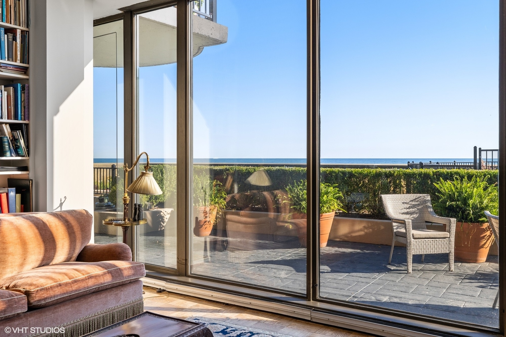 1420 Sheridan Road, Unit 1E Wilmette, IL 60091 - Photo 9 of 47 a living room with couch