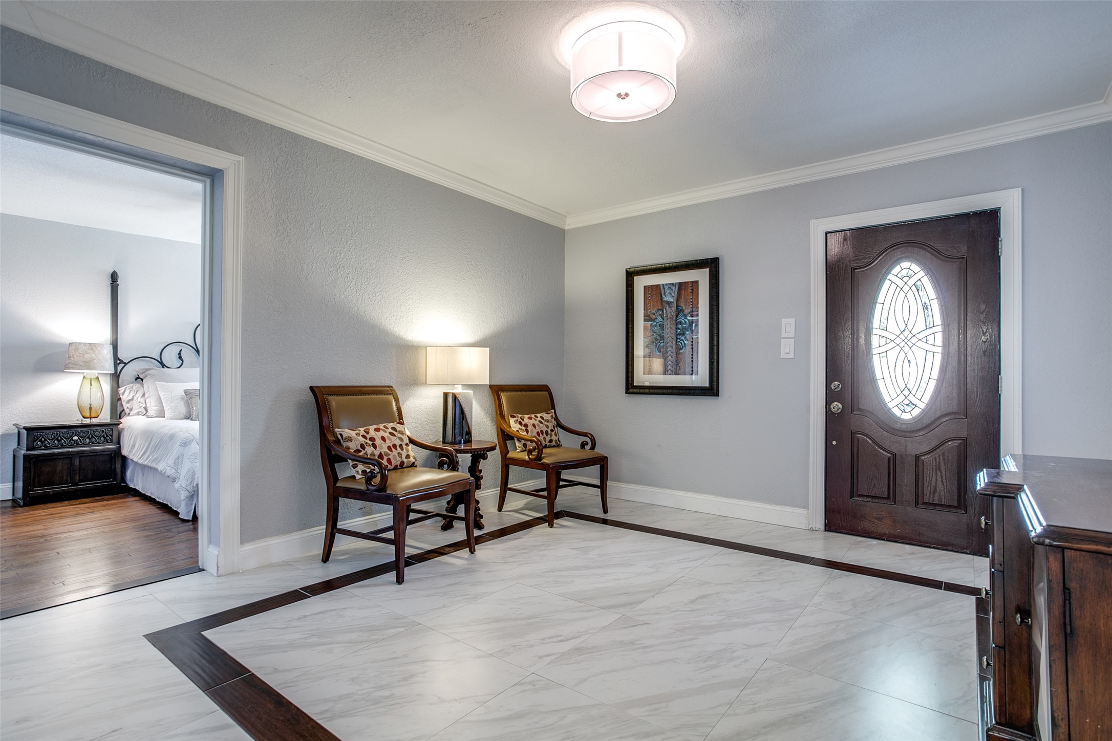 332 Tuttle Road Terrell Hills, TX 78209 - Photo 5 of 25 a living room with furniture a mirror and a lamp