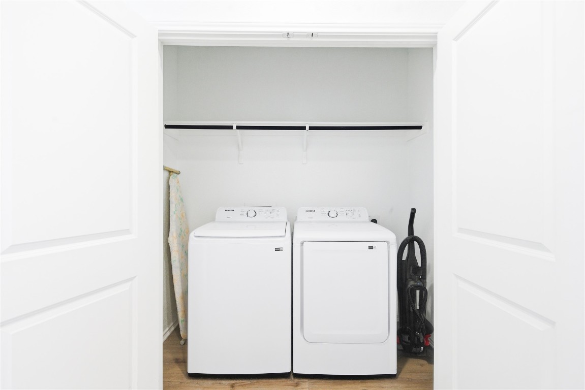 724 Rancho Del Cielo Loop Jarrell, TX 76537 - Photo 18 of 34 a utility room with dryer and washer