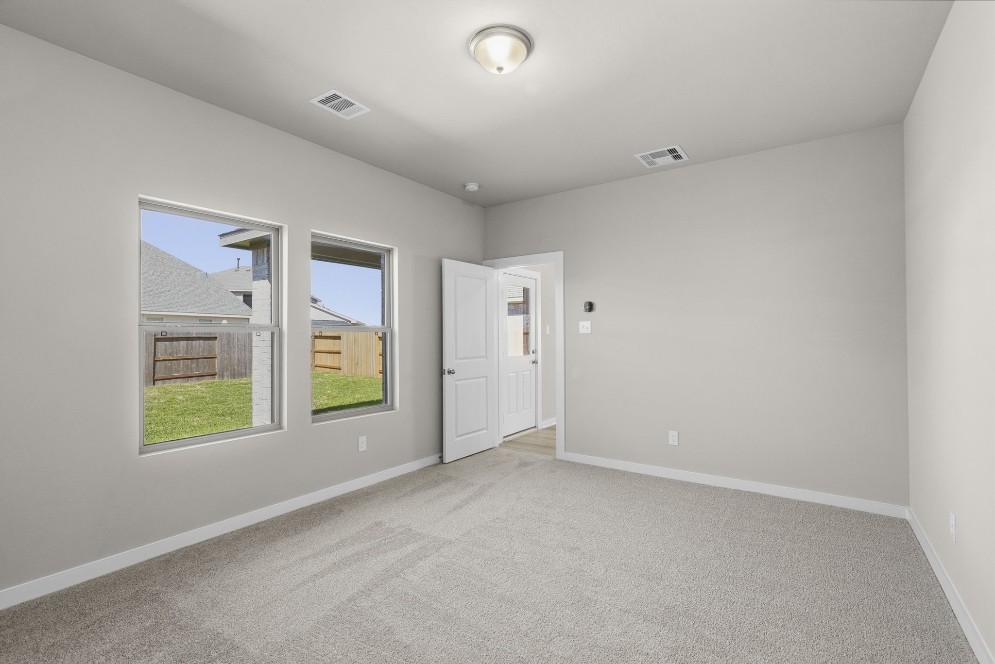 3627 Atlas Pt Lane Angleton, TX 77515 - Photo 15 of 36 an empty room with windows and closet