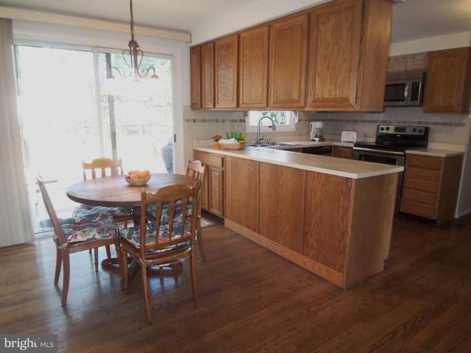 9509 Huntmaster Road Gaithersburg, MD 20882 - Photo 3 of 26 Breakfast Area