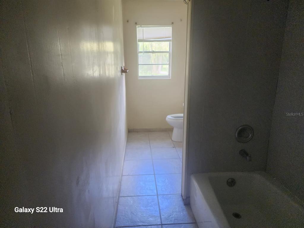 1817 Los Pinos Road Arcadia, FL 34266 - Photo 11 of 13 a bathroom with a bathtub and toilet