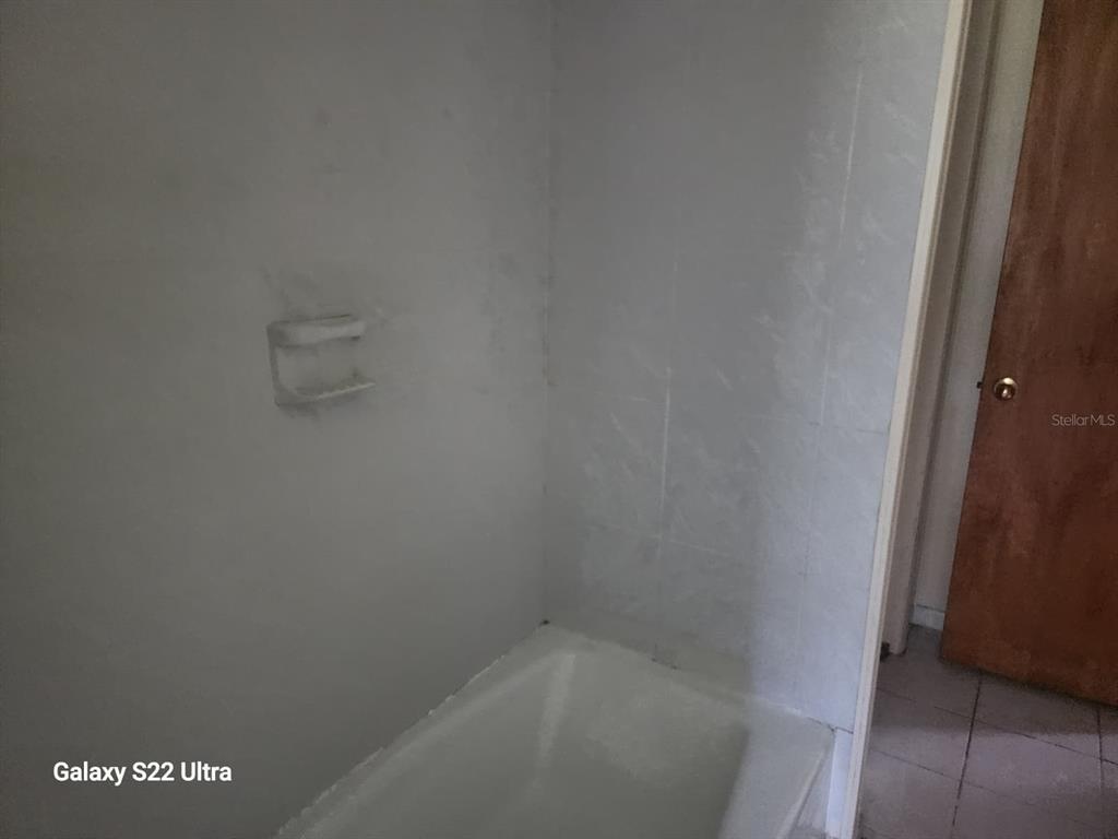 1817 Los Pinos Road Arcadia, FL 34266 - Photo 13 of 13 a close up of a shower