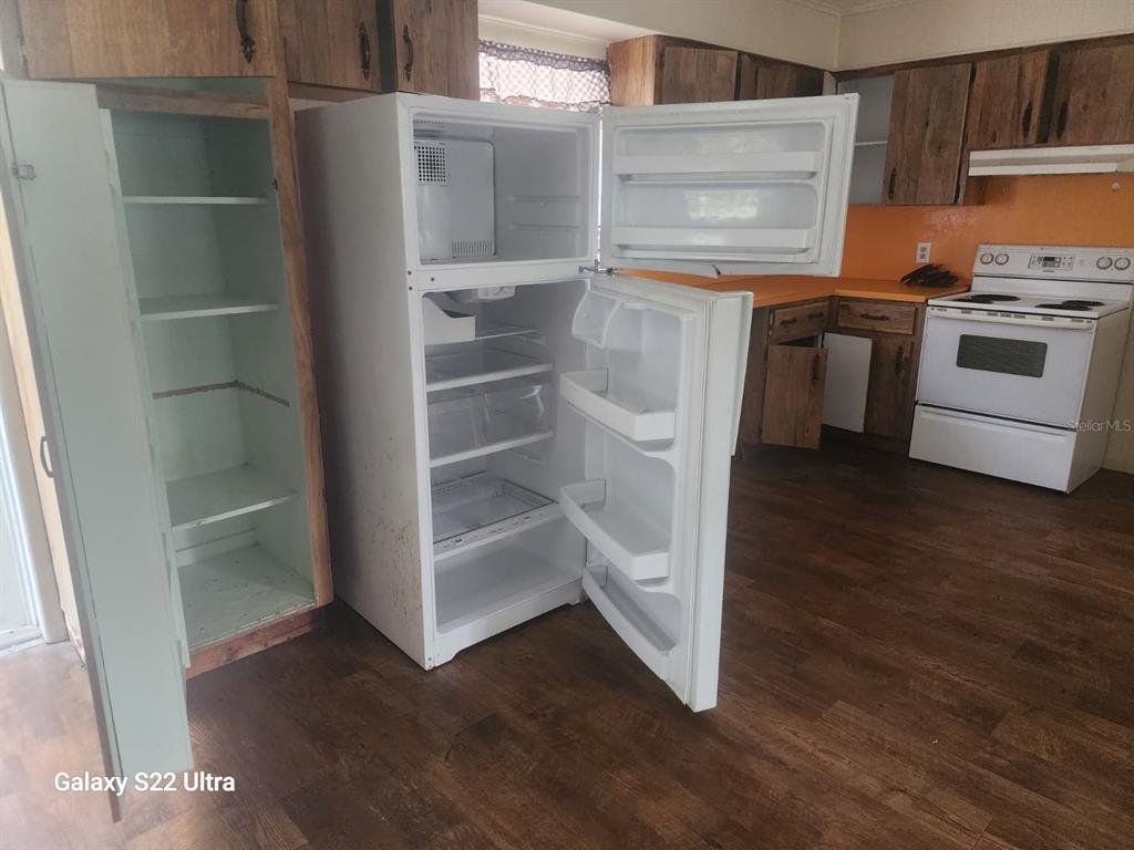 1817 Los Pinos Road Arcadia, FL 34266 - Photo 4 of 13 a kitchen with white cabinets and a stove top oven