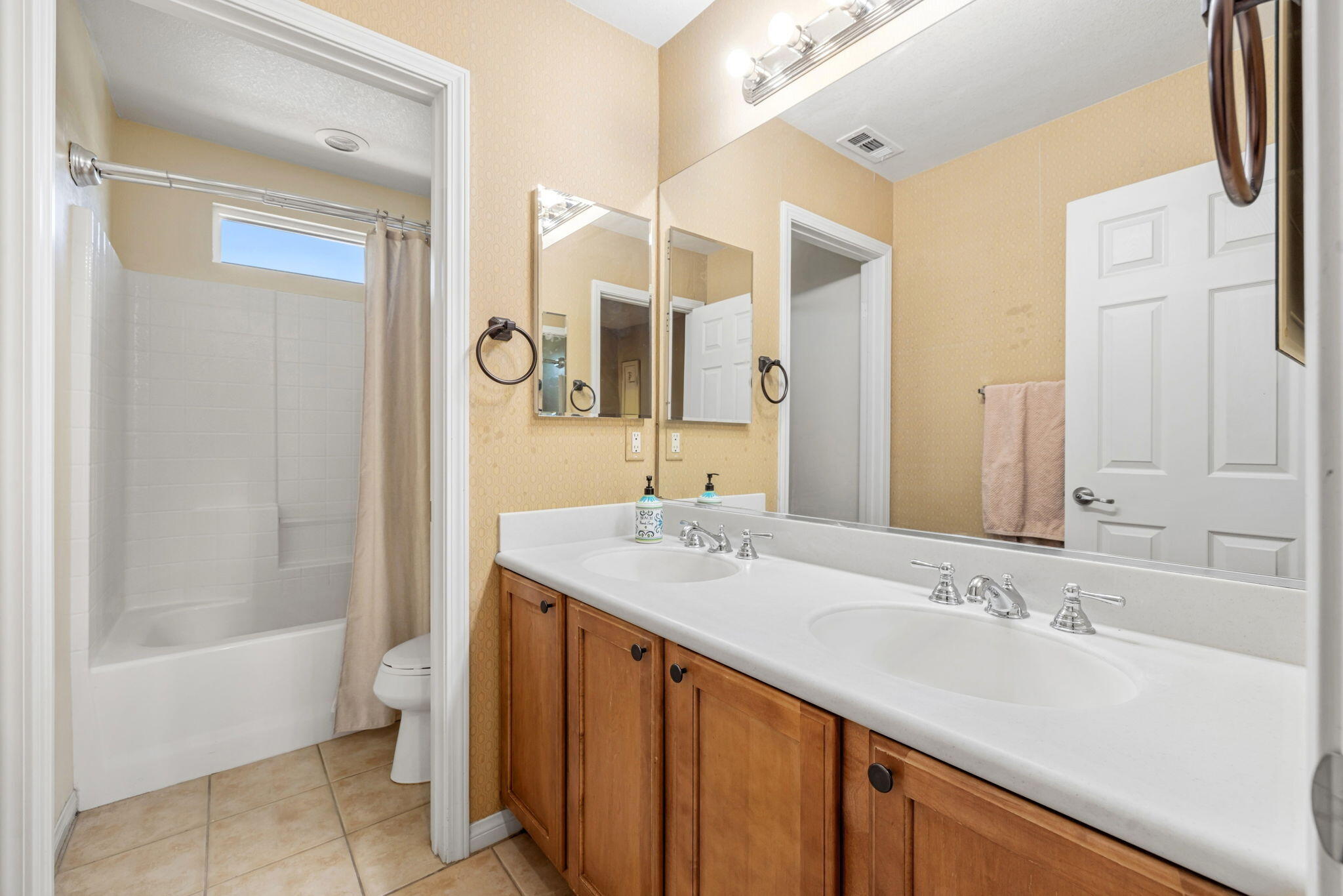 43934 Riunione Place Indio, CA 92203 - Photo 38 of 41 Upstairs- Guest Bathroom