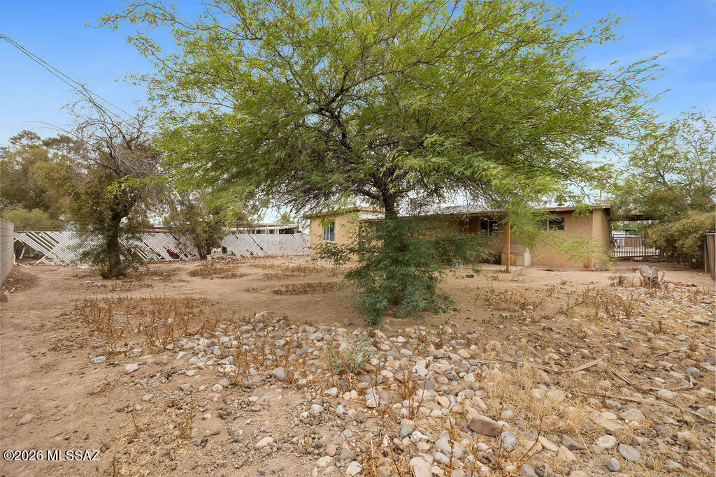 1301 West Kleindale Road Tucson, AZ 85705 - Photo 25 of 27 a view of a yard with plants and trees