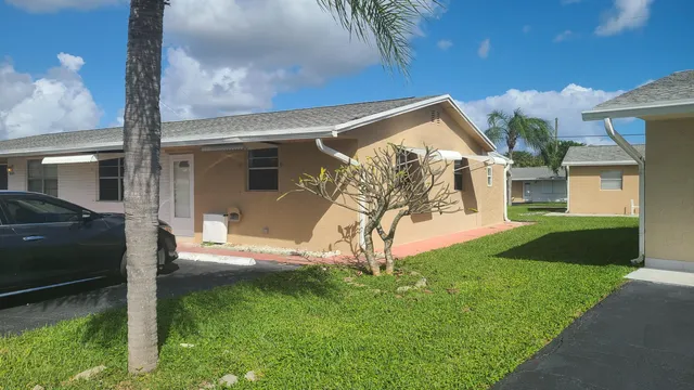 a view of a backyard