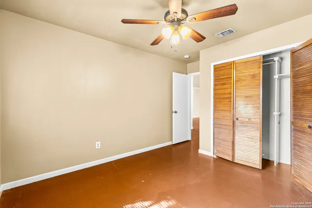 en view of an empty room with a window