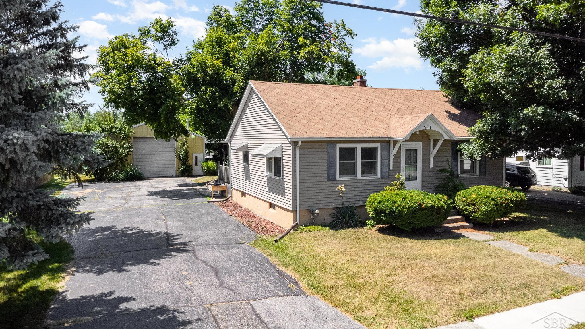 5161 Sherman Road Saginaw, MI 48604 - Photo 2 of 27 50182818-33e66f6e-0d71-4d9e-99dc-83994d1dc539.JPG