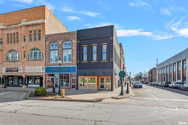 $355,000 | 74 East Central Pk Plaza, Jacksonville, IL 62650