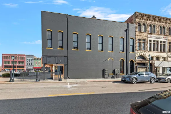 $355,000 | 74 East Central Pk Plaza, Jacksonville, IL 62650