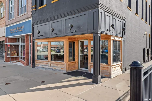 $355,000 | 74 East Central Pk Plaza, Jacksonville, IL 62650