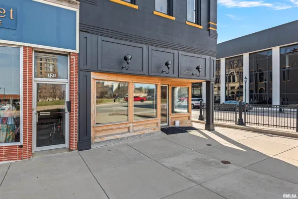 $355,000 | 74 East Central Pk Plaza, Jacksonville, IL 62650