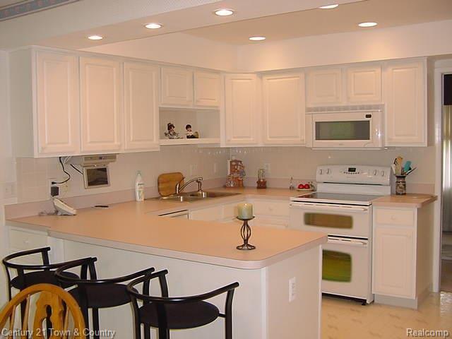 284 Shagbark Drive Rochester, MI 48309 - Photo 5 of 16 Kitchen