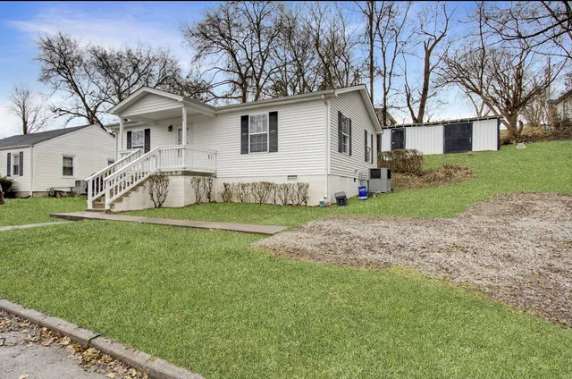 a house that is sitting in the grass