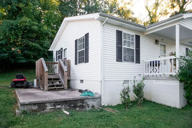 a view of a house with backyard and a garden