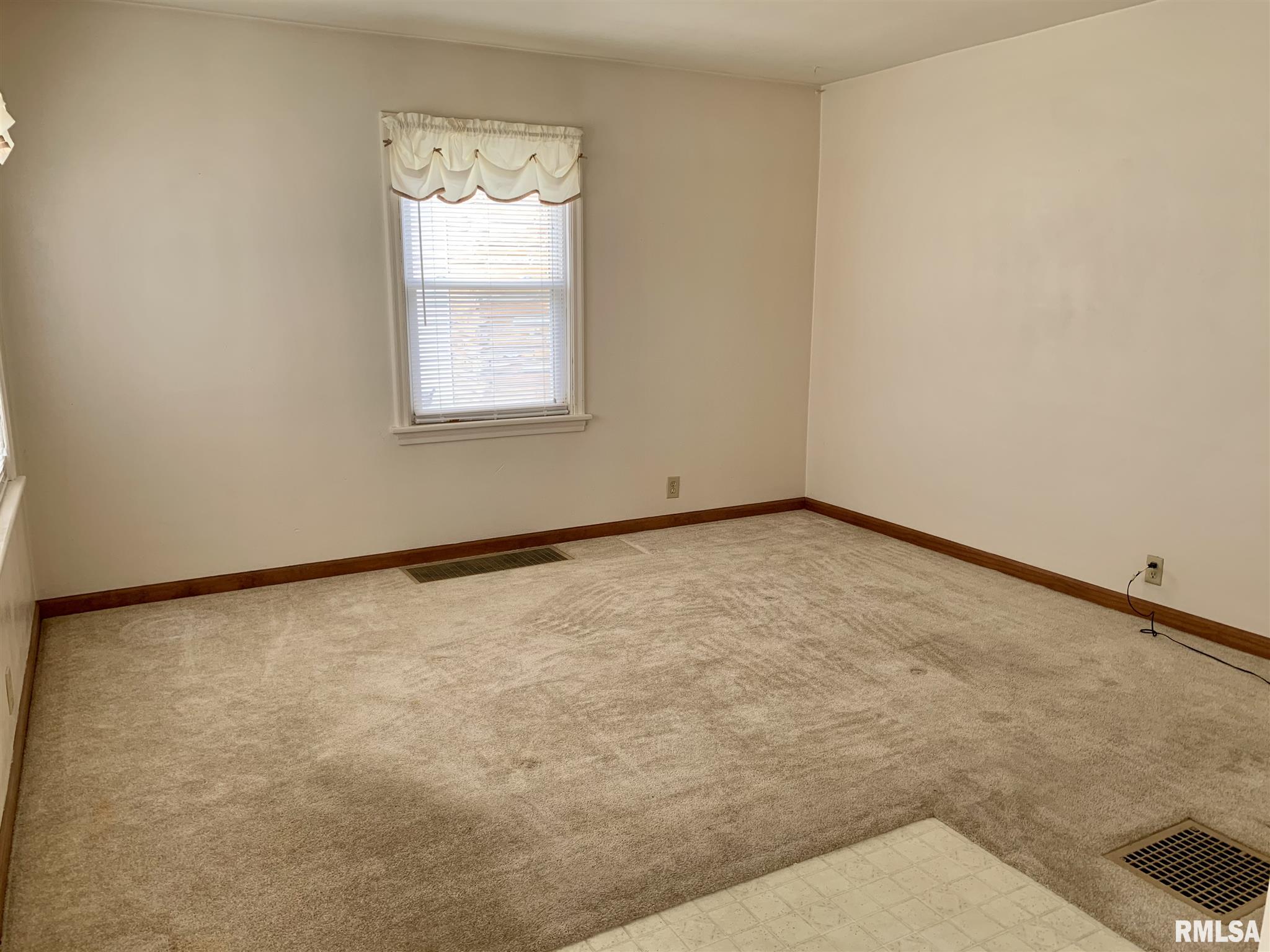 811 Monroe Street Pawnee, IL 62558 - Photo 2 of 15