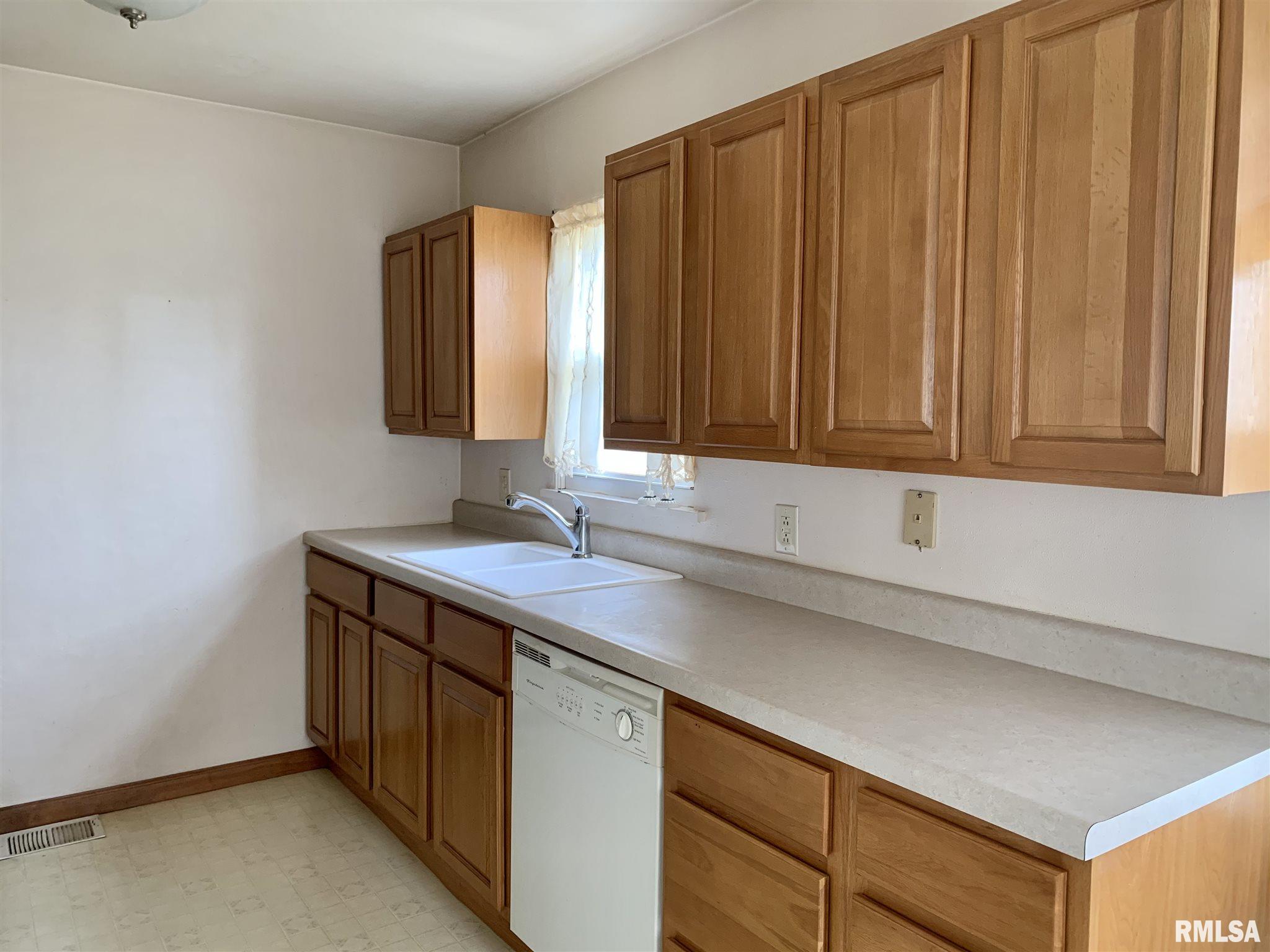 811 Monroe Street Pawnee, IL 62558 - Photo 4 of 15