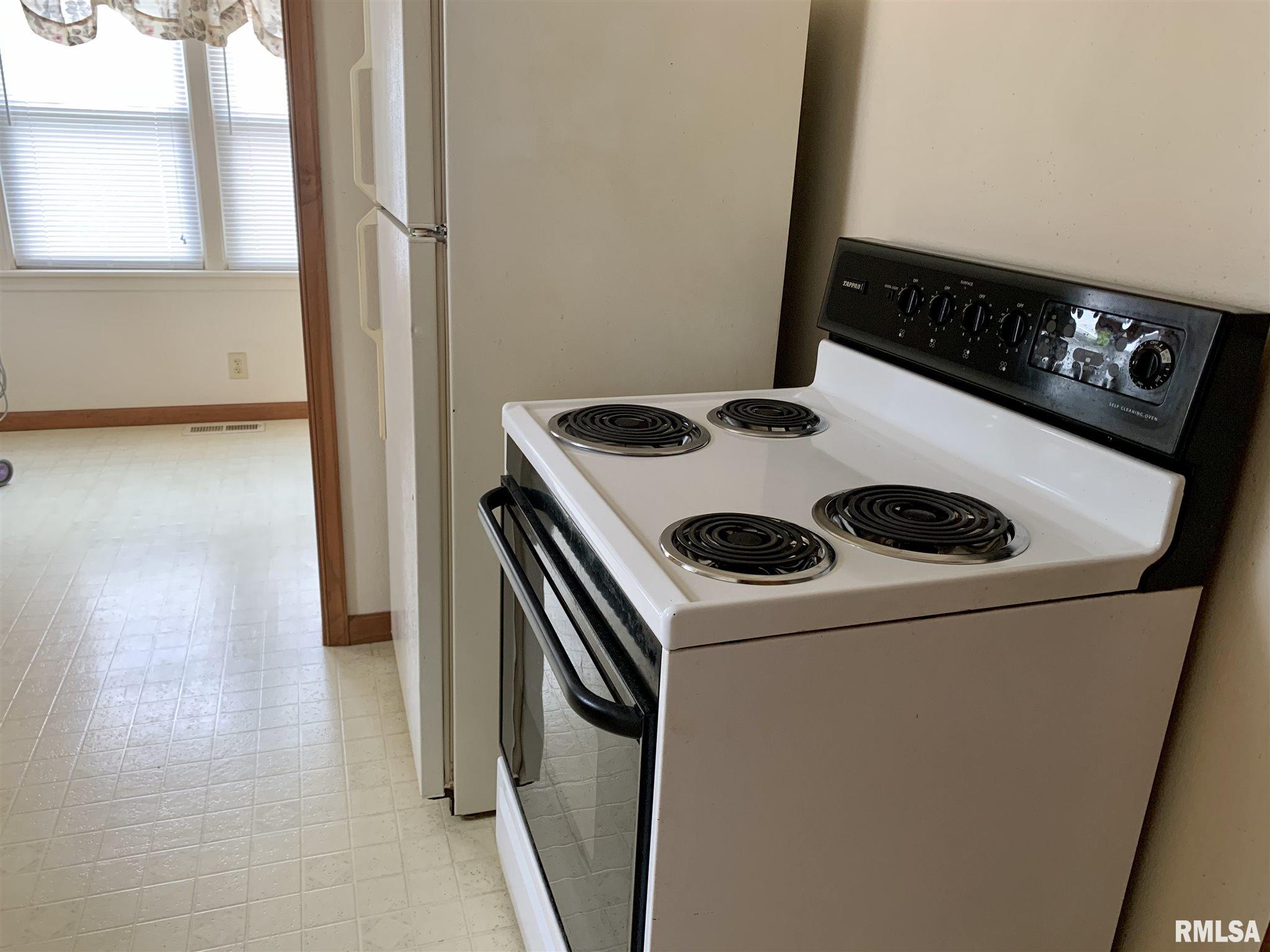 811 Monroe Street Pawnee, IL 62558 - Photo 5 of 15