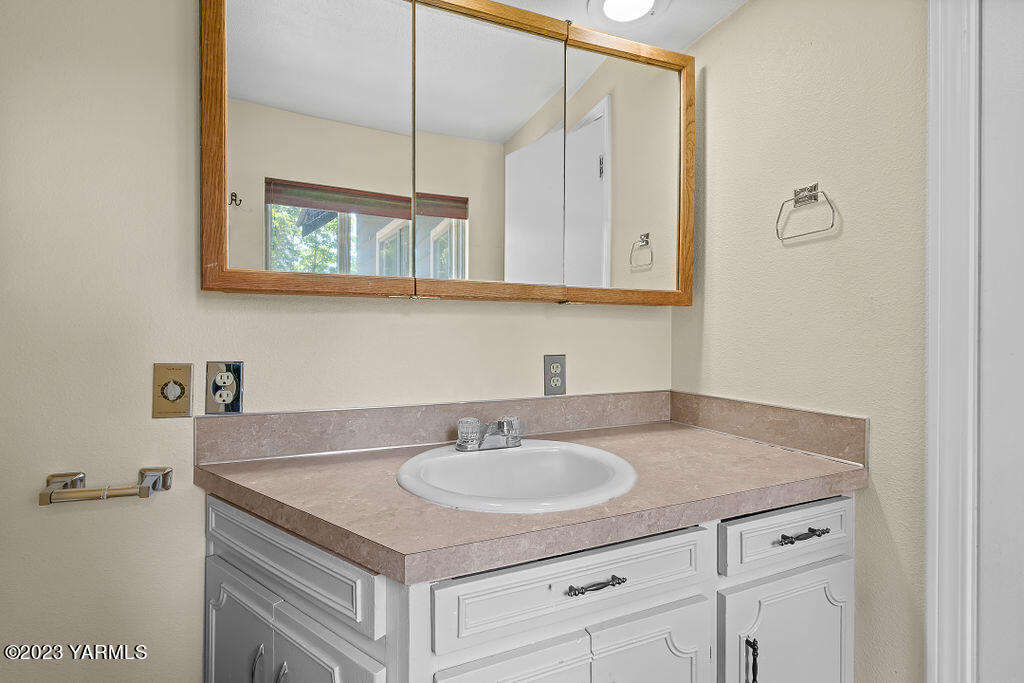 9206 Occidental Road Yakima, WA 98903 - Photo 11 of 23 a bathroom with a sink and a mirror
