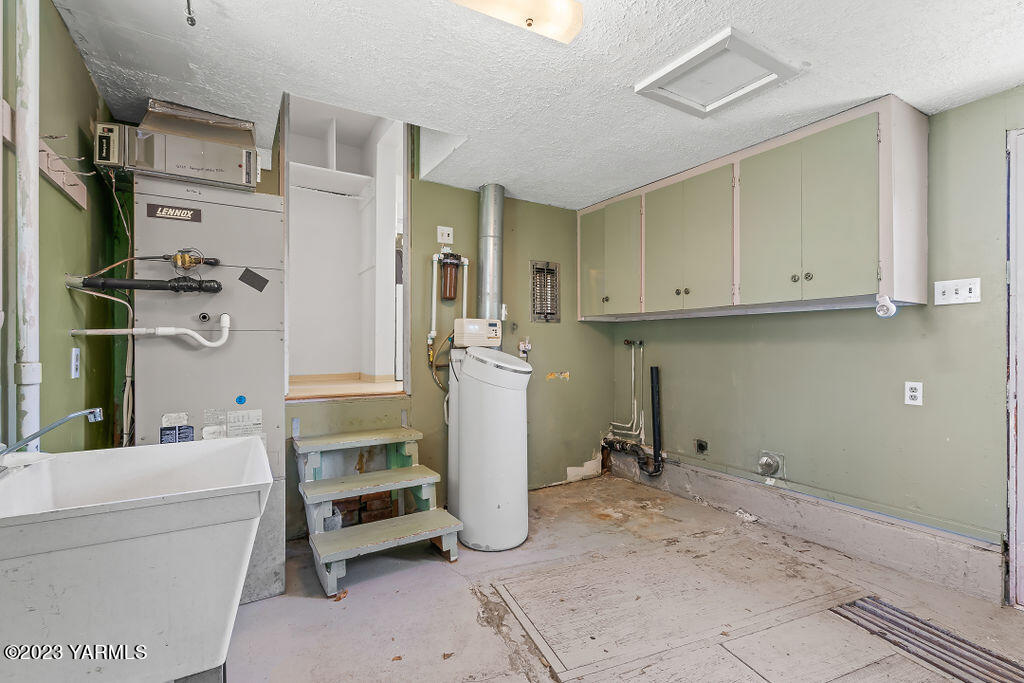 9206 Occidental Road Yakima, WA 98903 - Photo 16 of 23 a room with table and chairs