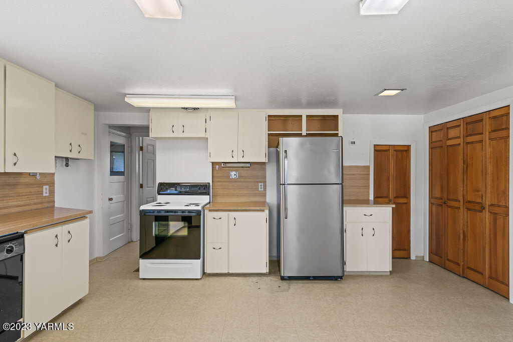 9206 Occidental Road Yakima, WA 98903 - Photo 4 of 23 a kitchen with cabinets and stainless steel appliances