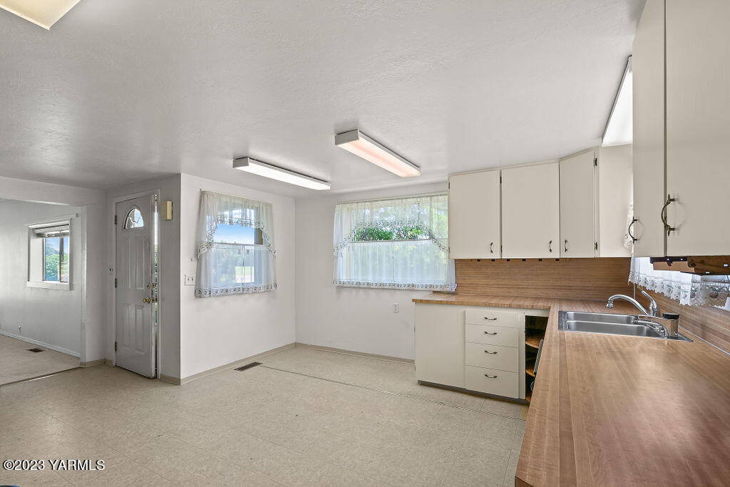 9206 Occidental Road Yakima, WA 98903 - Photo 5 of 23 a view of a kitchen with electric equipment