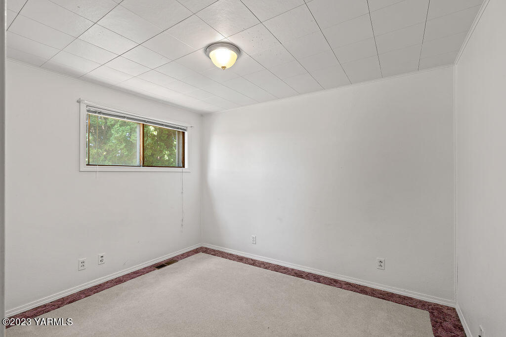 9206 Occidental Road Yakima, WA 98903 - Photo 7 of 23 an empty room with windows
