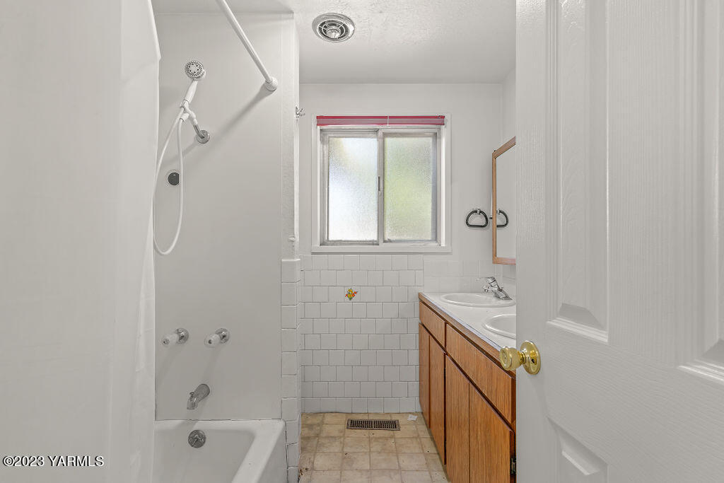 9206 Occidental Road Yakima, WA 98903 - Photo 8 of 23 a bathroom with a bathtub sink and mirror