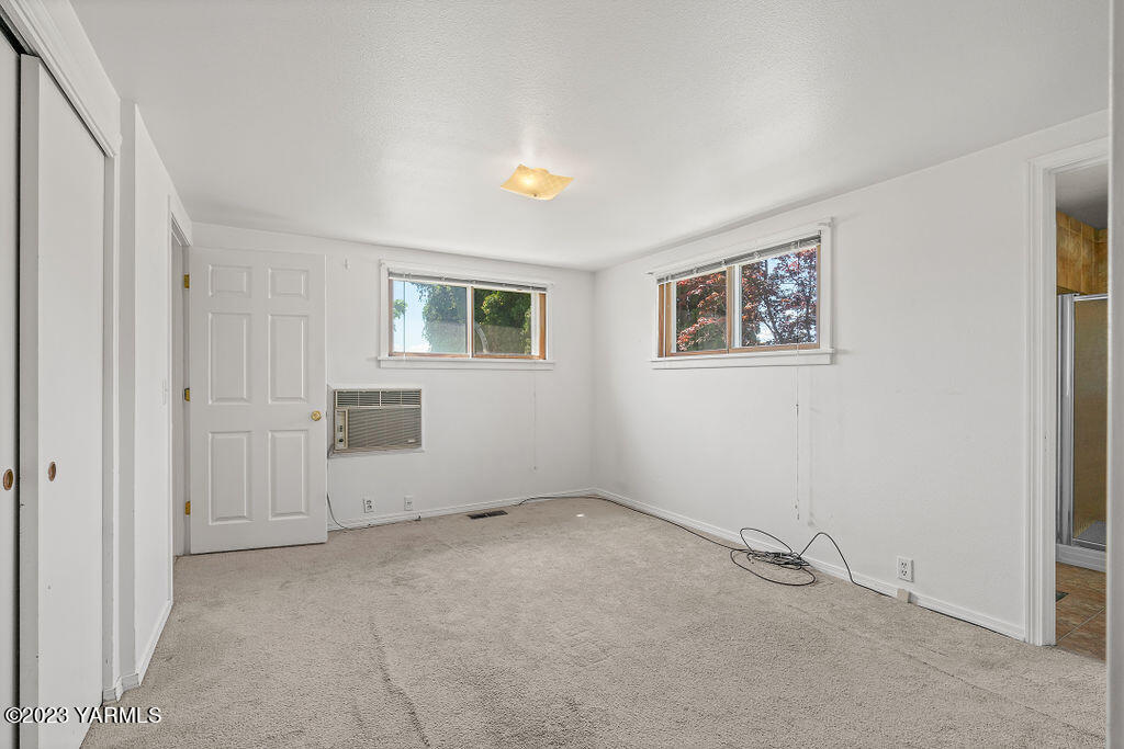 9206 Occidental Road Yakima, WA 98903 - Photo 10 of 23 an empty room with windows and closet