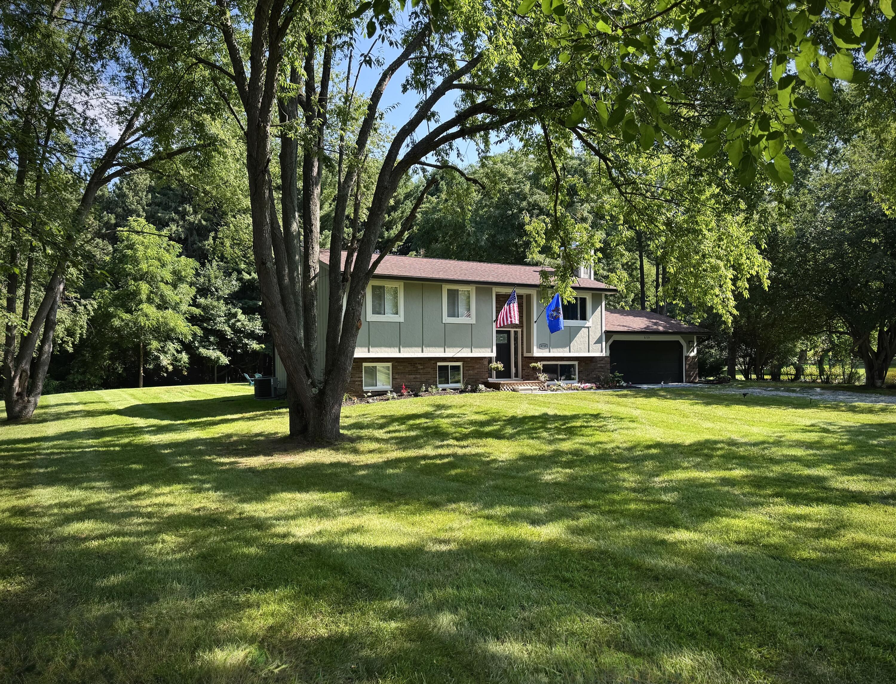 8739 Coyle Drive Pinckney, MI 48169 - Photo 2 of 64 IMG_1135