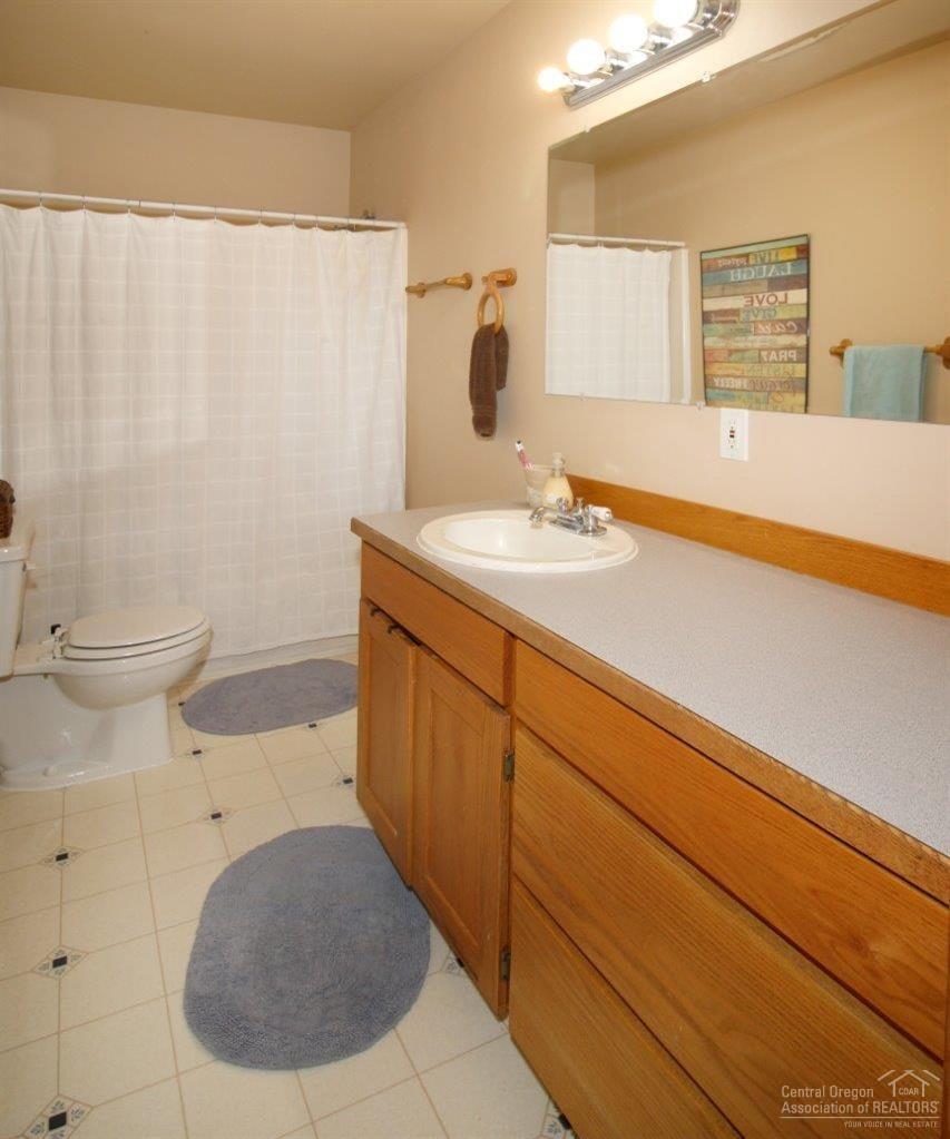 64624 Deschutes Market Road Bend, OR 97701 - Photo 16 of 25 Upstairs bathroom has a tub/shower.