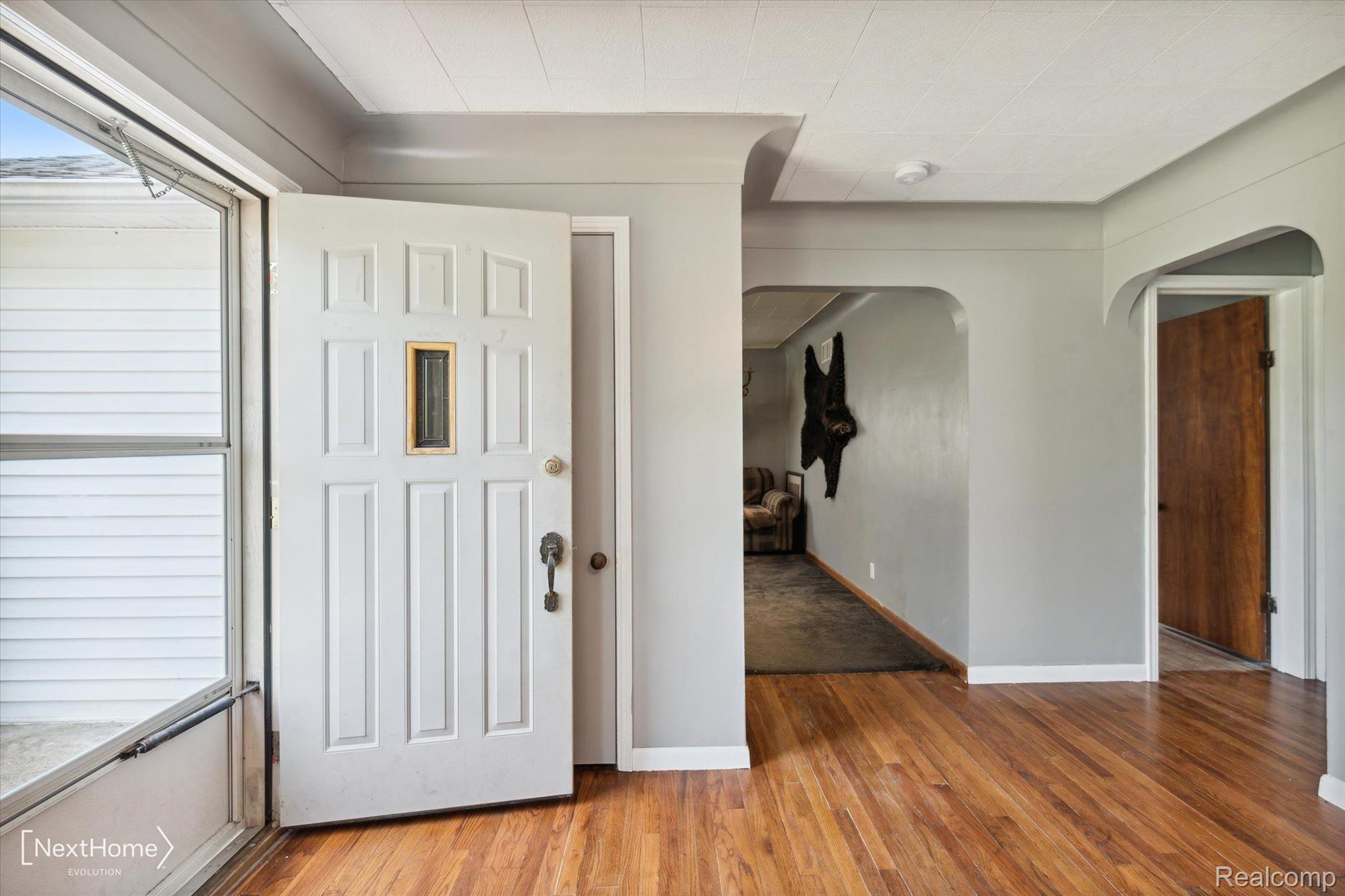 45477 Bemis Road Belleville, MI 48111 - Photo 5 of 28 Entryway