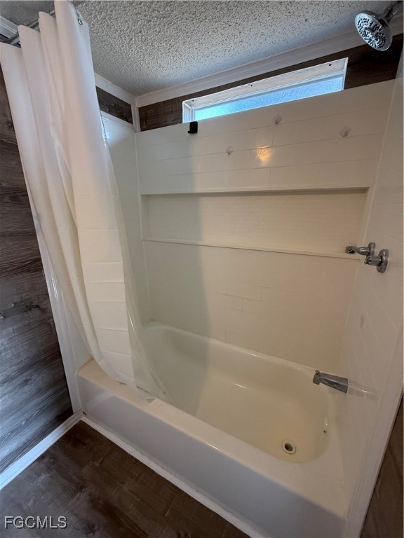 1277 Derby Lane Moore Haven, FL 33471 - Photo 4 of 7 a bathroom with a bathtub