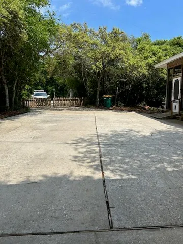 a view of a backyard