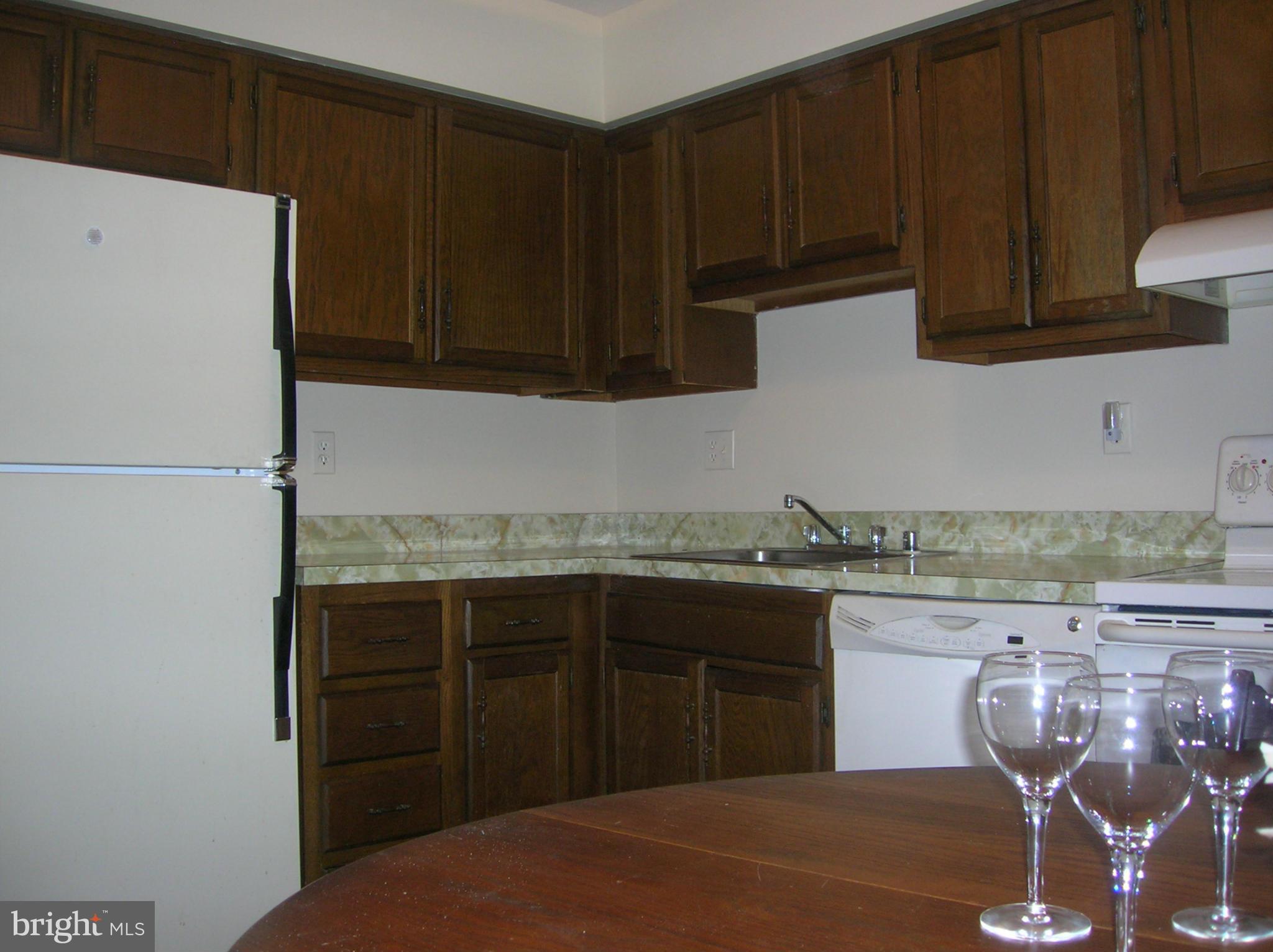 2043 Headlands Circle Reston, VA 20191 - Photo 5 of 14 Kitchen