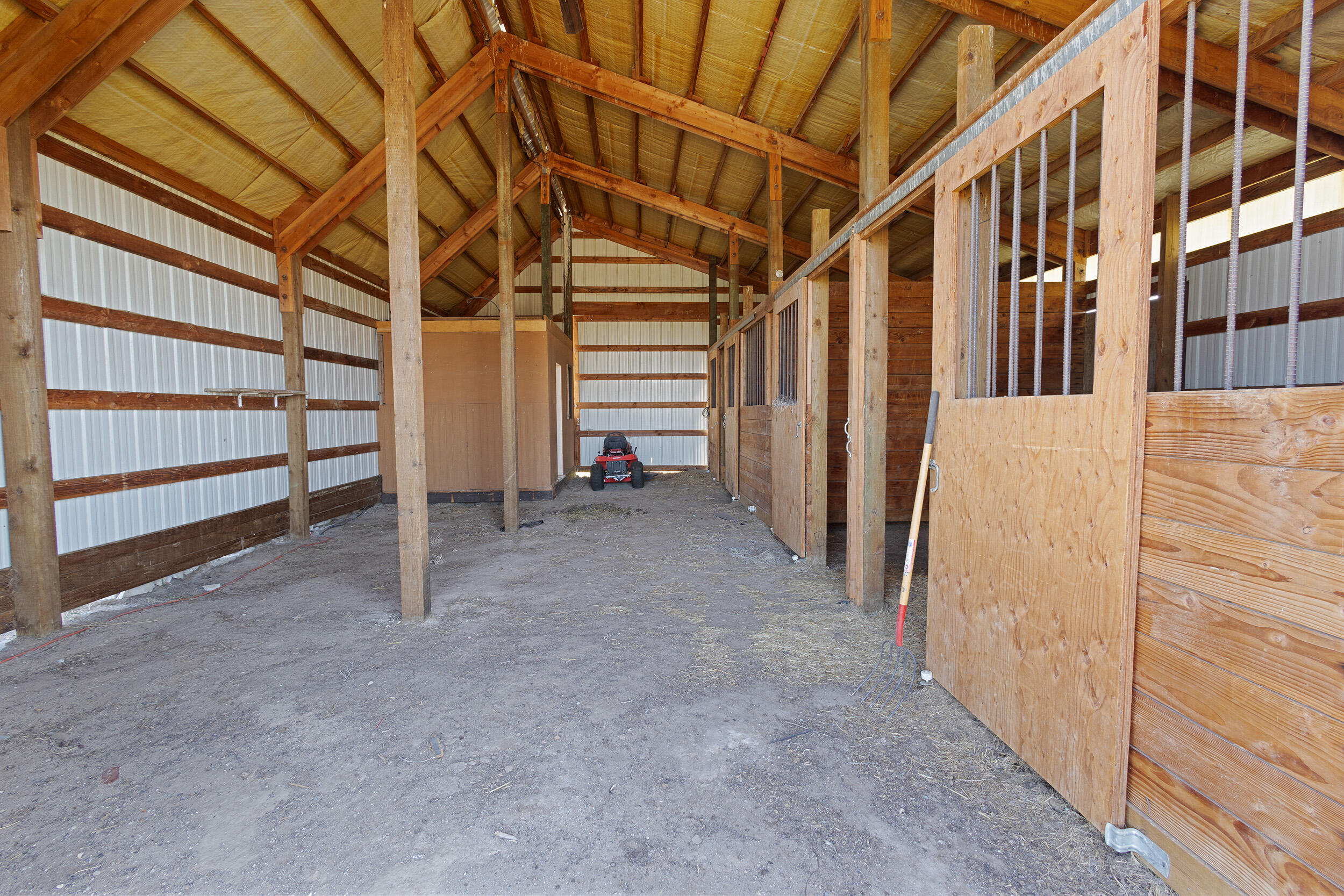 26395 Walker Road Bend, OR 97701 - Photo 18 of 36 Barn