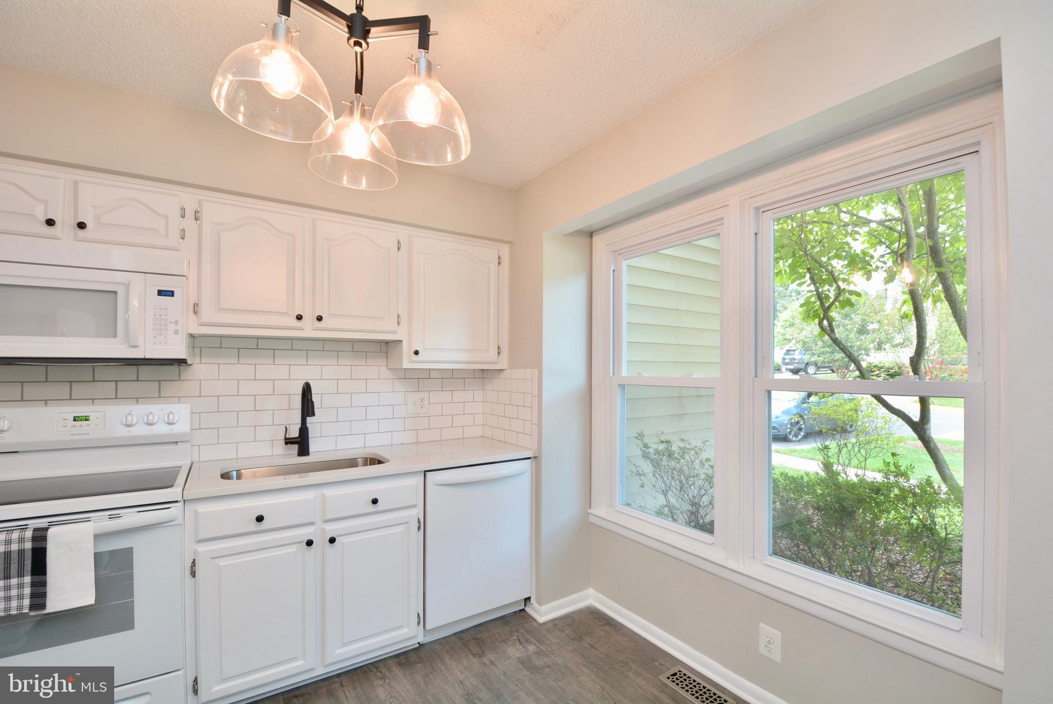 1425 Newport Spring Court Reston, VA 20194 - Photo 4 of 41 Clean and bright kitchen