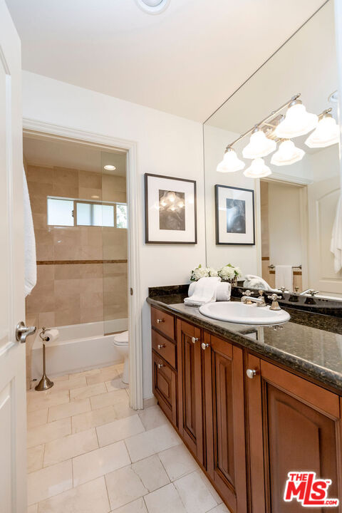 7634 Rocky Mountain View Road Tujunga, CA 91042 - Photo 40 of 50 a spacious bathroom with a tub sink and mirror