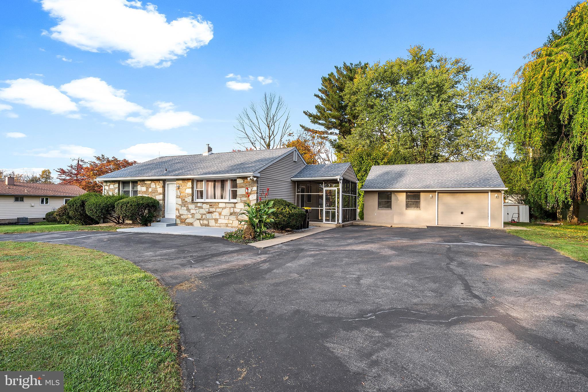 246 New Road Horsham, PA 19044 - Photo 2 of 29 Exterior Front & circular driveway