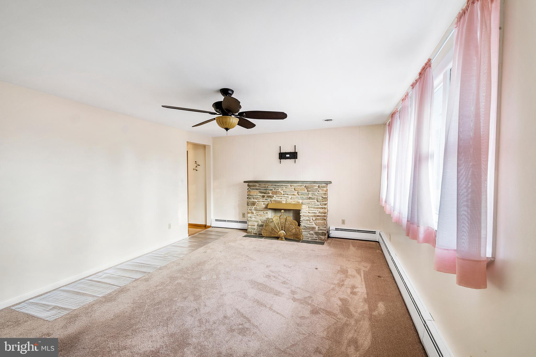 246 New Road Horsham, PA 19044 - Photo 4 of 29 Main House living room