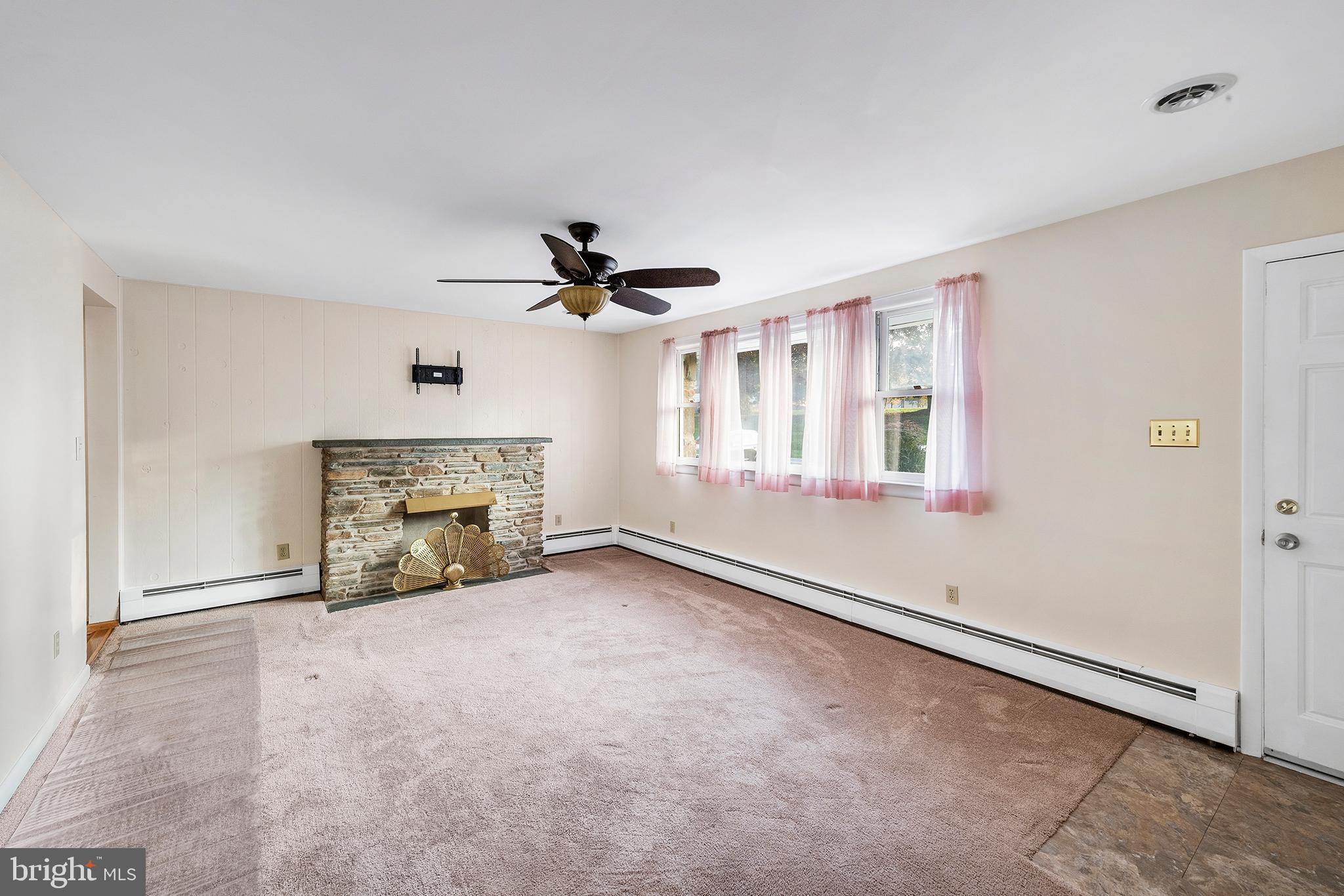 246 New Road Horsham, PA 19044 - Photo 5 of 29 Main house livingroom