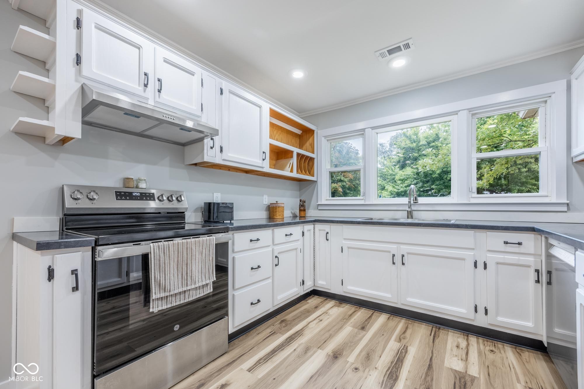 920 North Franklin Road Indianapolis, IN 46219 - Photo 15 of 37