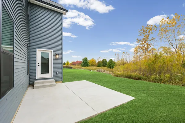 a view of a house with backyard