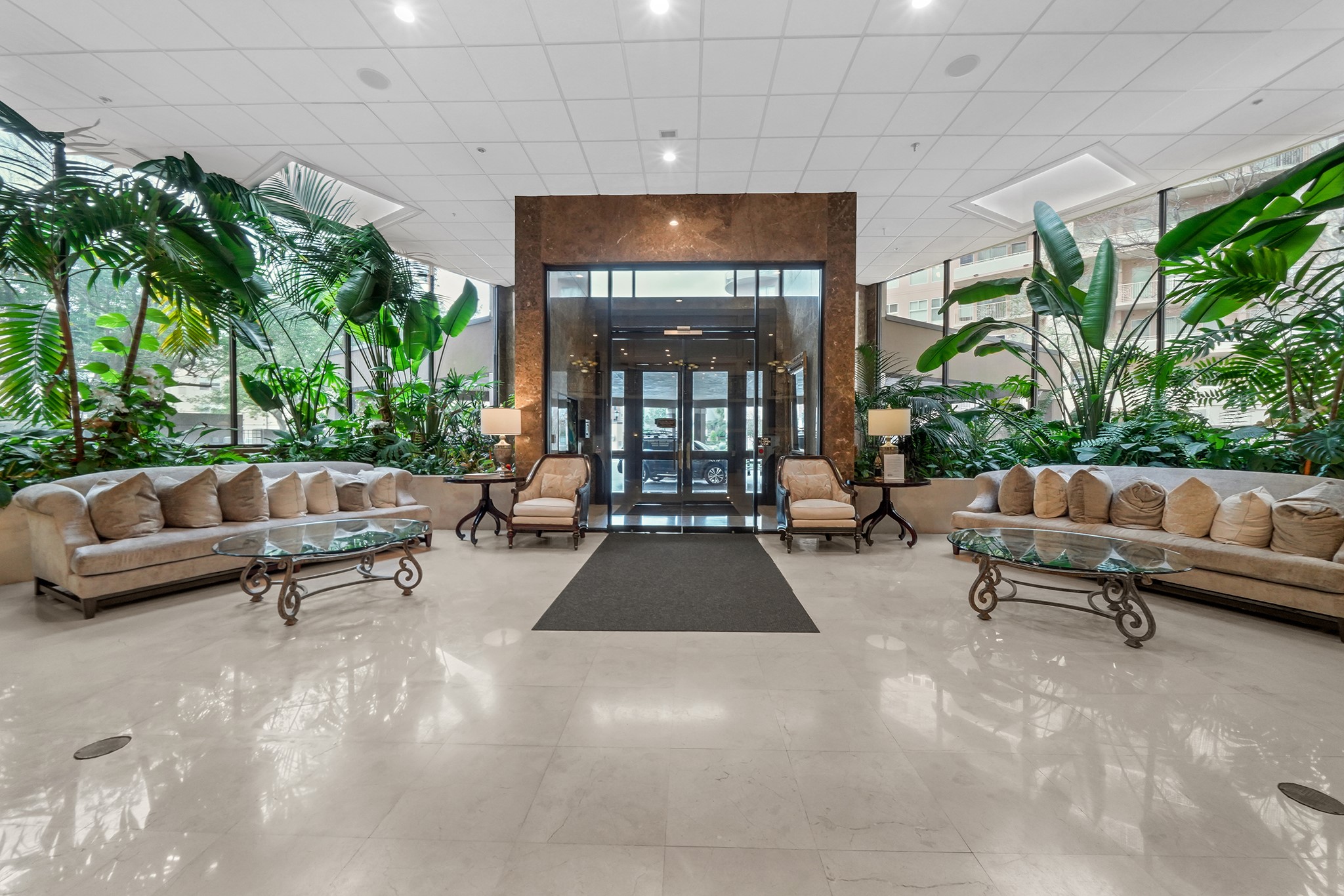 3525 Sage Road, Unit 813 Houston, TX 77056 - Photo 1 of 20 a living room with furniture and a potted plant
