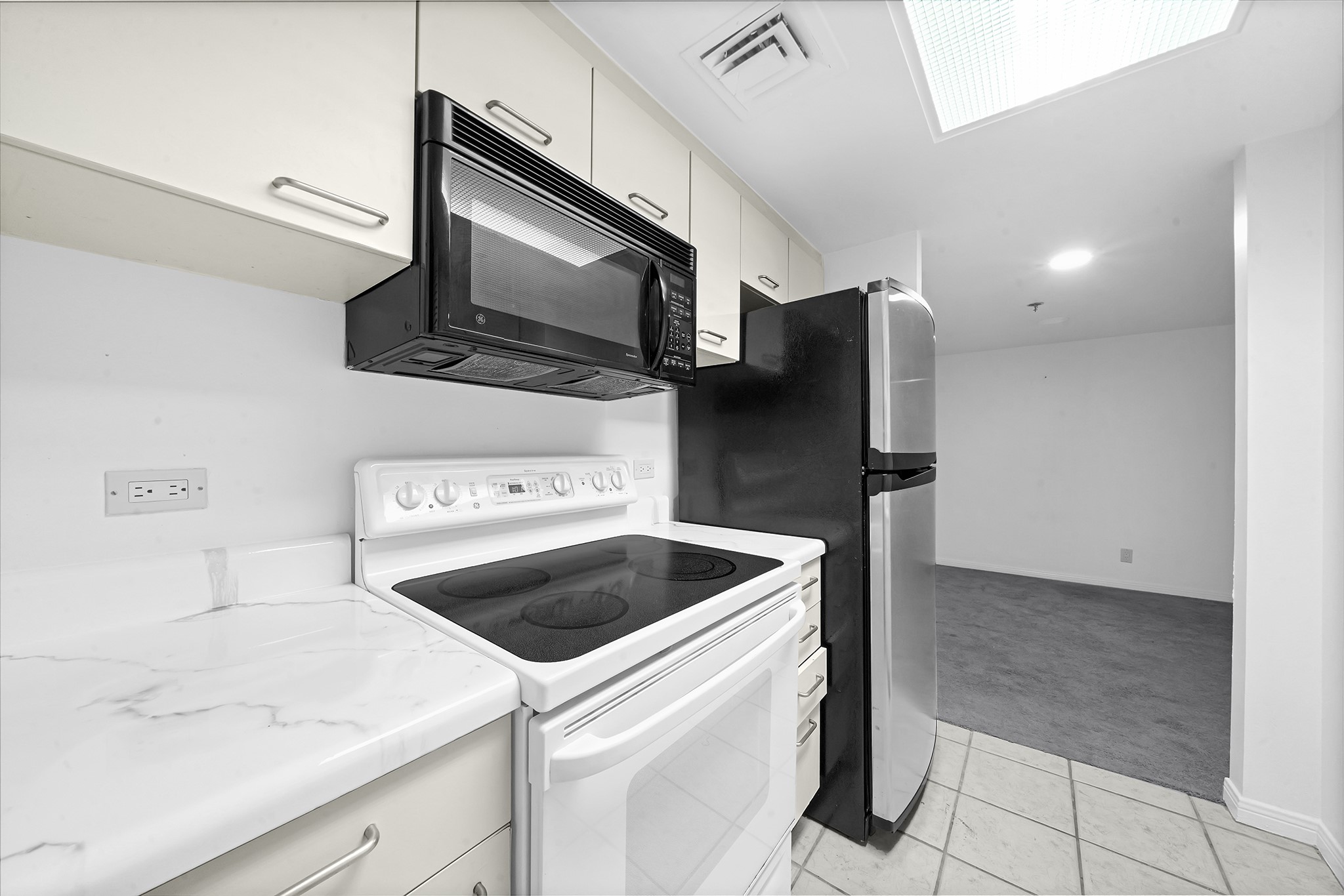 3525 Sage Road, Unit 813 Houston, TX 77056 - Photo 15 of 20 a kitchen with a sink and a microwave